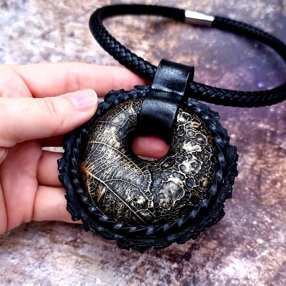 Round Leaf Black Pendant Pendant SweetyBijou Jewelry