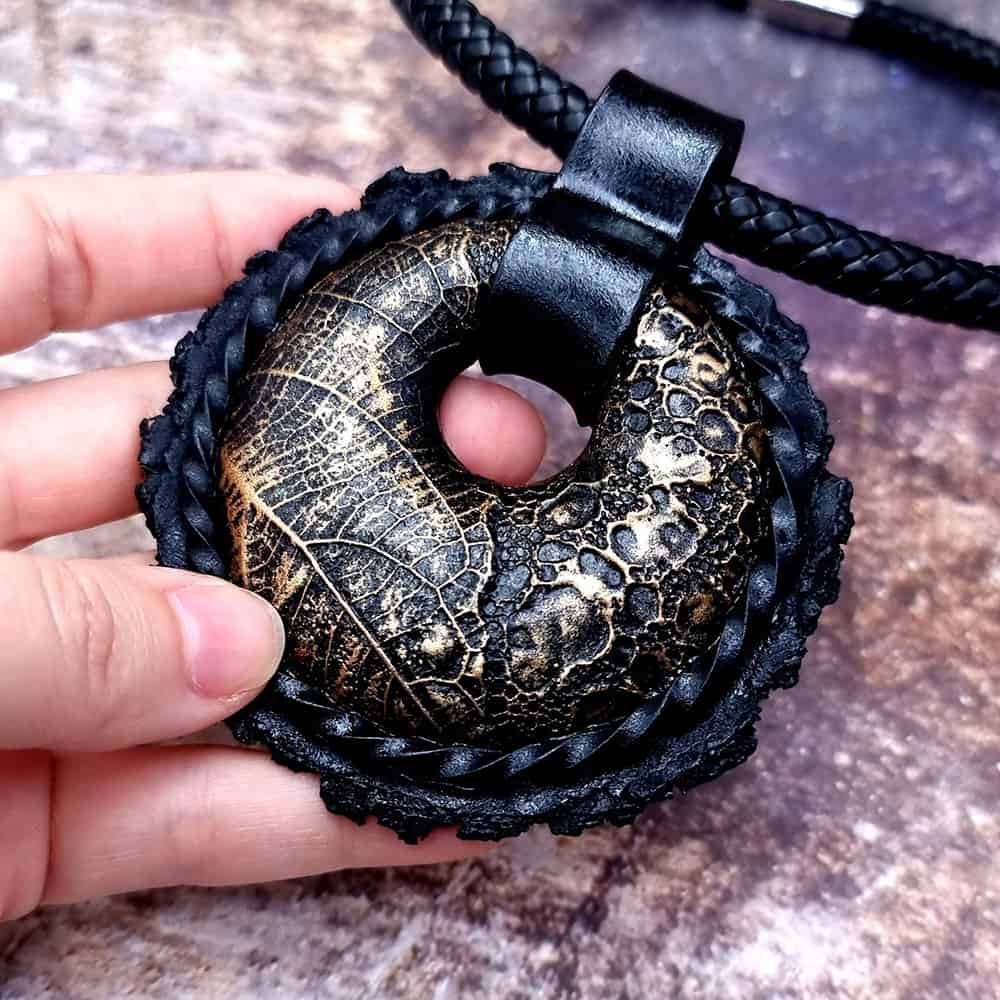 Round Leaf Black Pendant Pendant SweetyBijou Jewelry