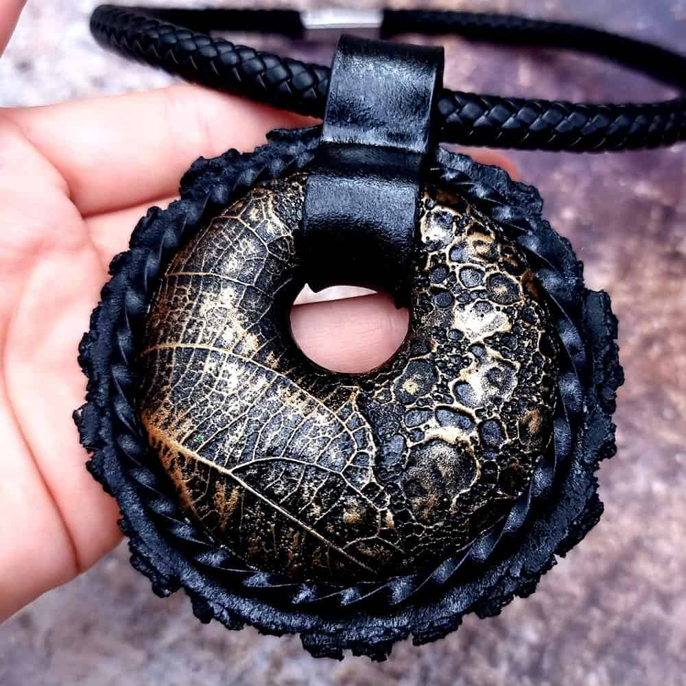 Round Leaf Black Pendant Pendant SweetyBijou Jewelry Default Title