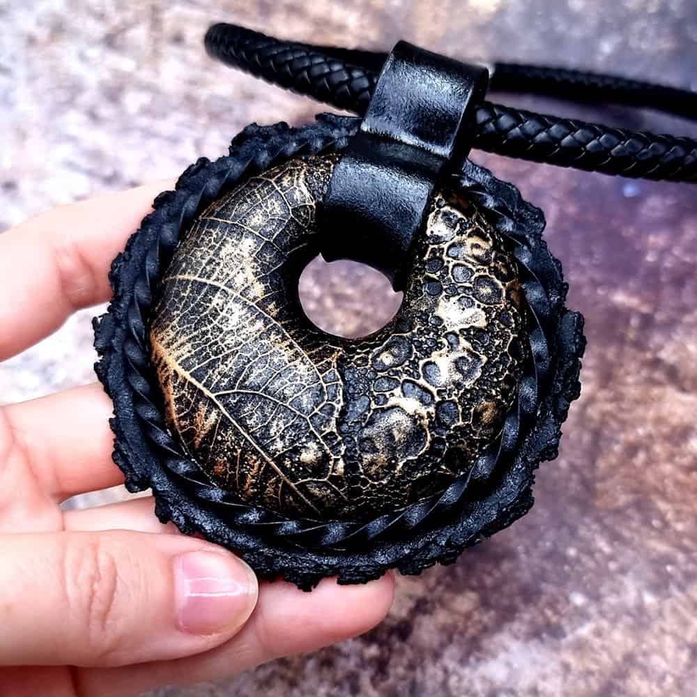 Round Leaf Black Pendant Pendant SweetyBijou Jewelry