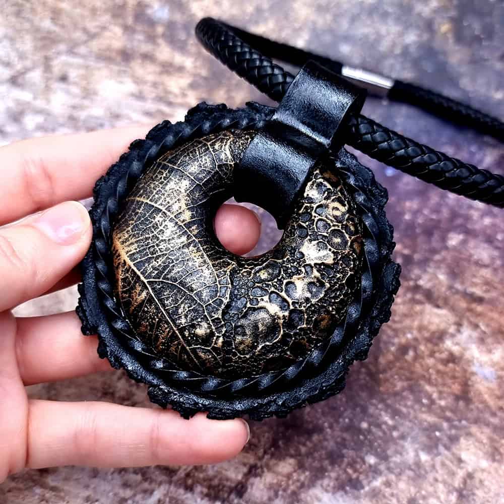 Round Leaf Black Pendant Pendant SweetyBijou Jewelry