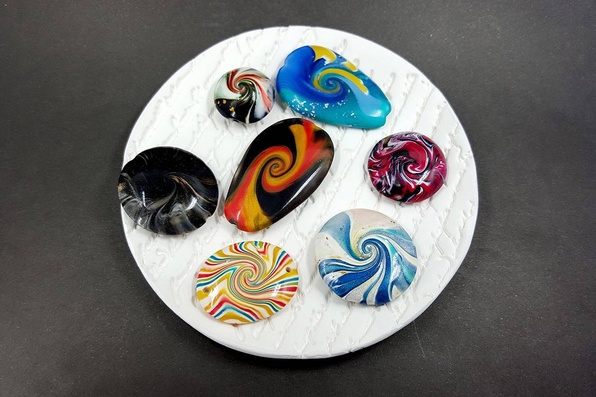 7 pcs Abstract Twisted Beads from Polymer Clay (7627)