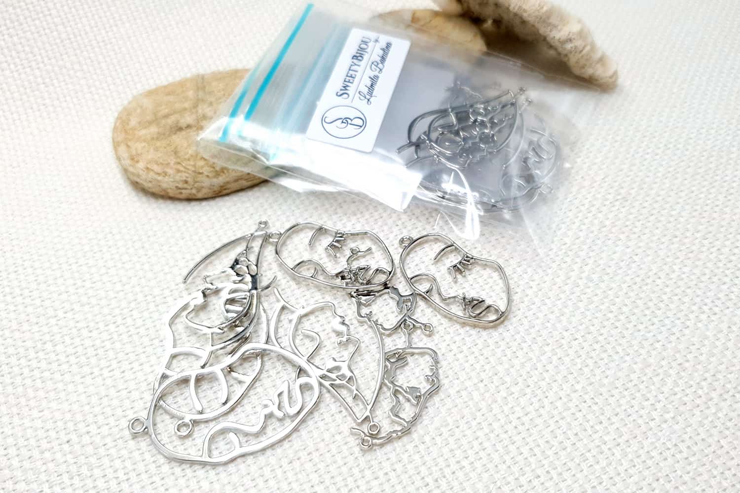 Faces - Set of 8pcs Silver Color Metal Jewelry Findings (22385)