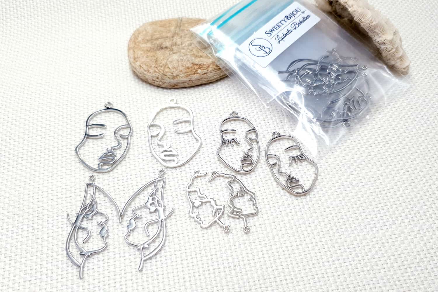Faces - Set of 8pcs Silver Color Metal Jewelry Findings (22386)