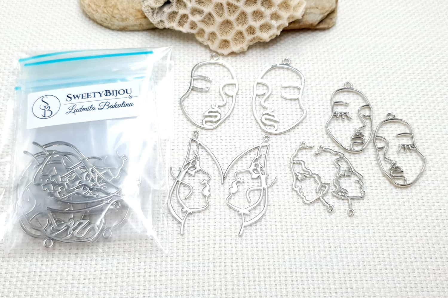 Faces - Set of 8pcs Silver Color Metal Jewelry Findings (22388)