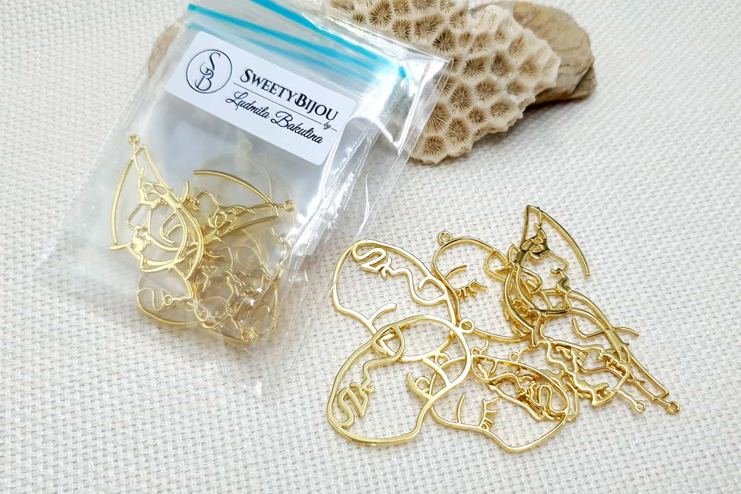 Faces - Set of 8pcs Golden Color Metal Jewelry Findings (22387)