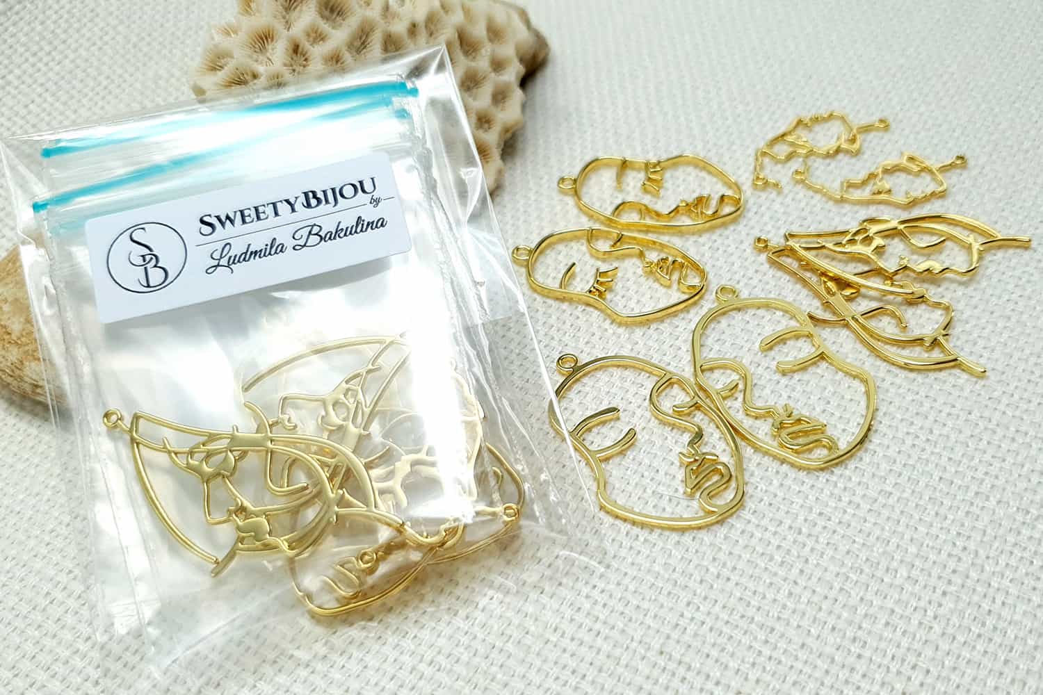 Faces - Set of 8pcs Golden Color Metal Jewelry Findings (22398)