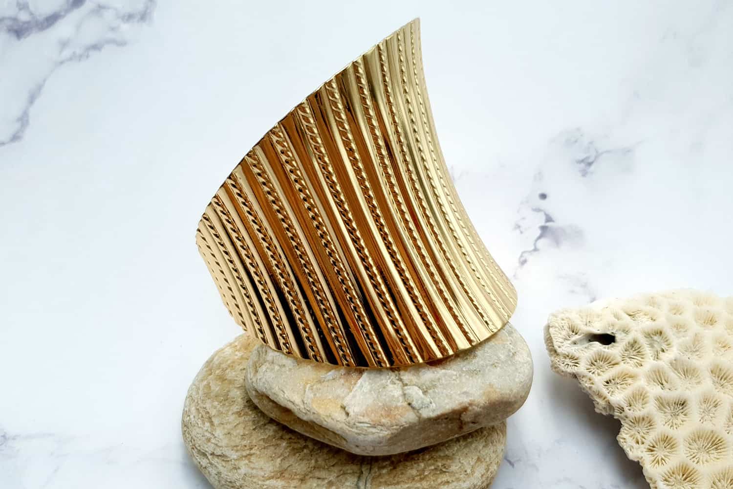 Bracelet metal base stripes pattern, golden color (23400)