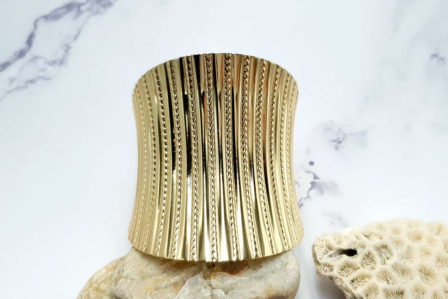 Bracelet metal base stripes pattern, golden color (23404)