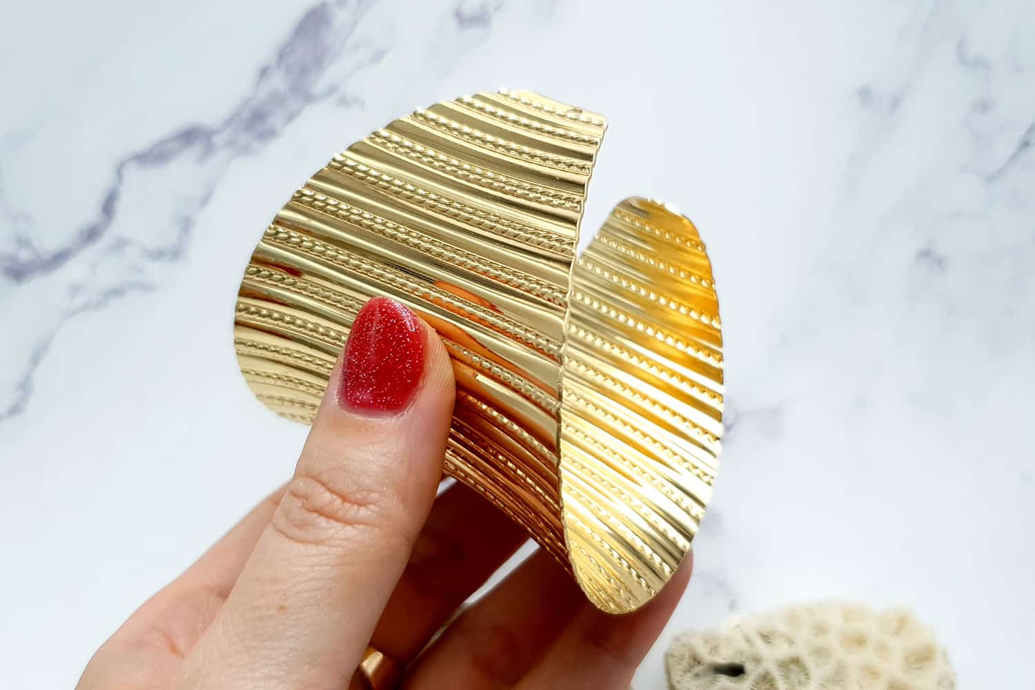 Bracelet metal base stripes pattern, golden color (23406)