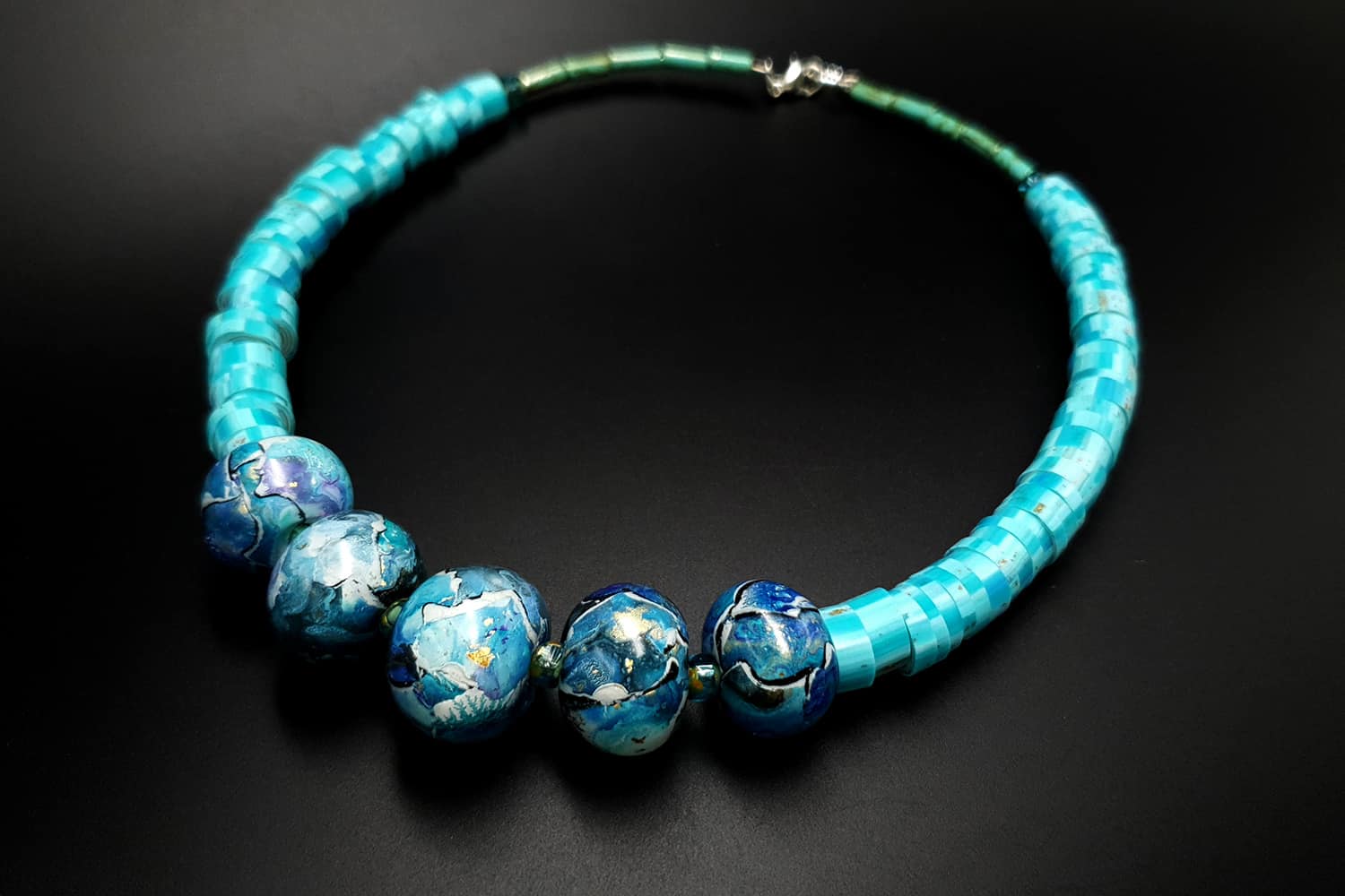 Necklace with blue beads (23731)