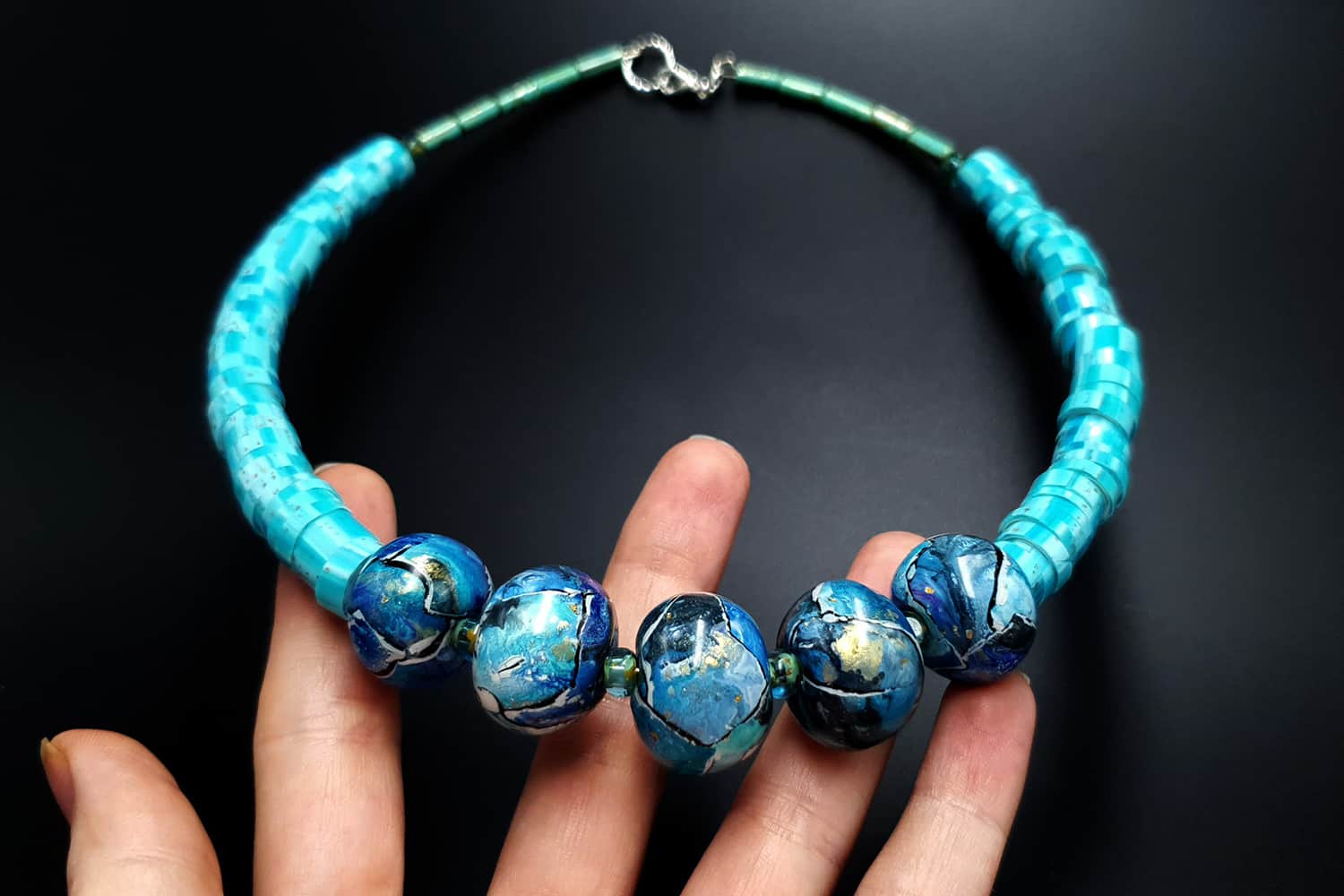 Necklace with blue beads (23737)