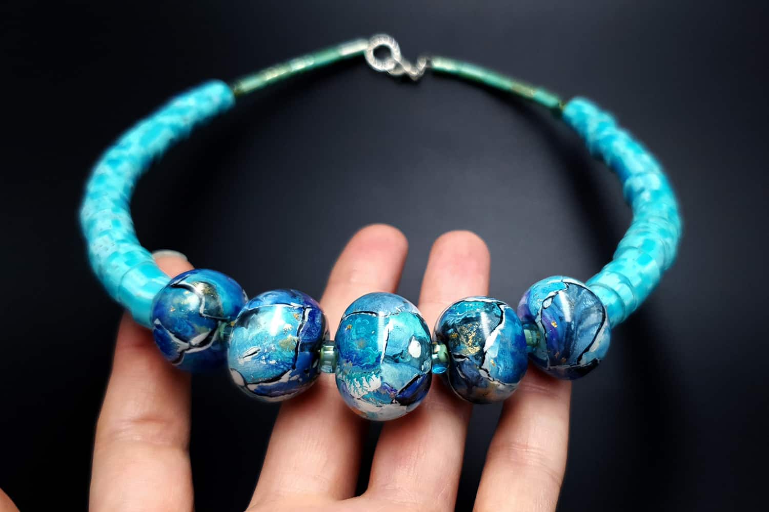 Necklace with blue beads (23742)