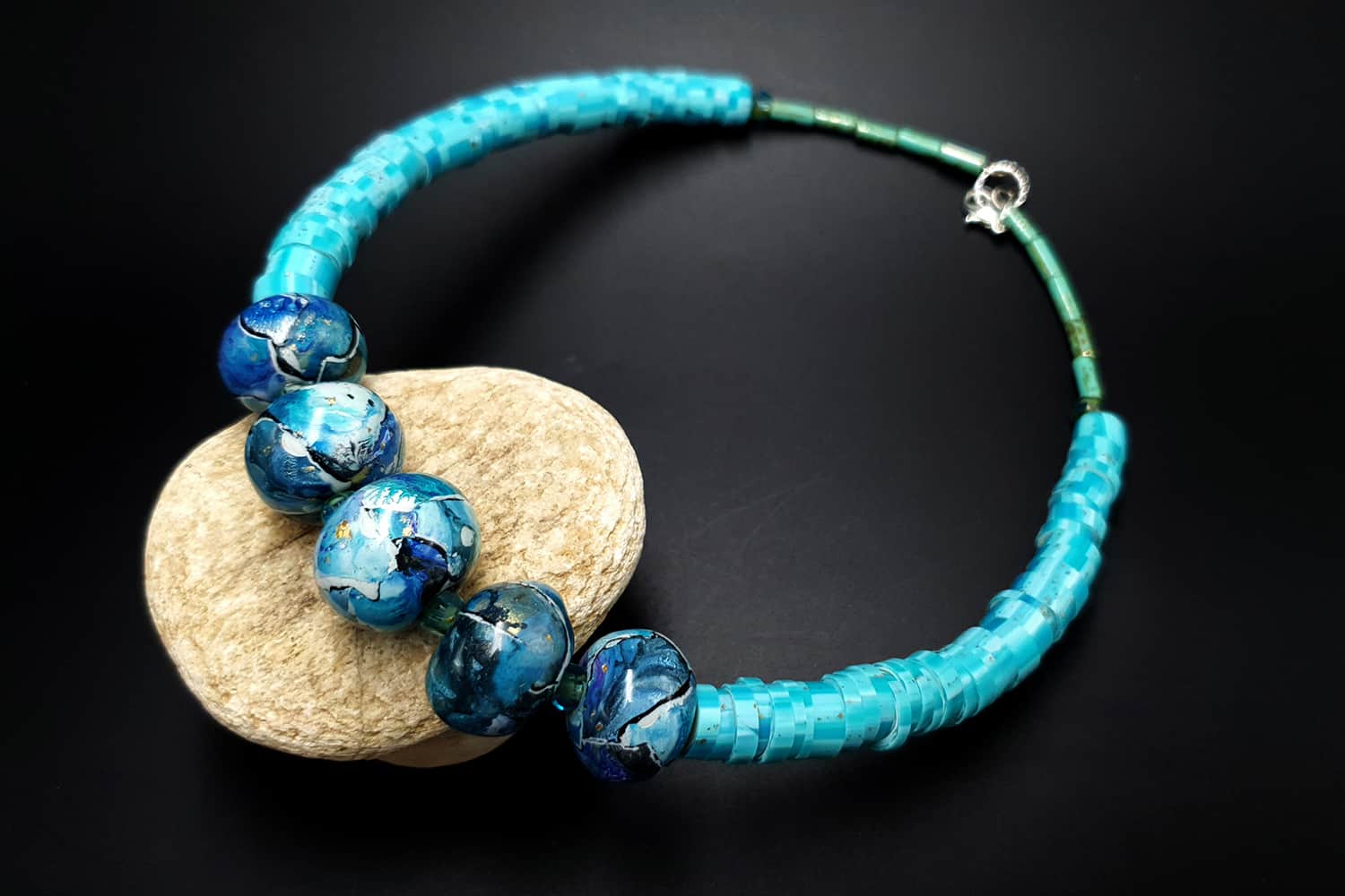 Necklace with blue beads (23751)