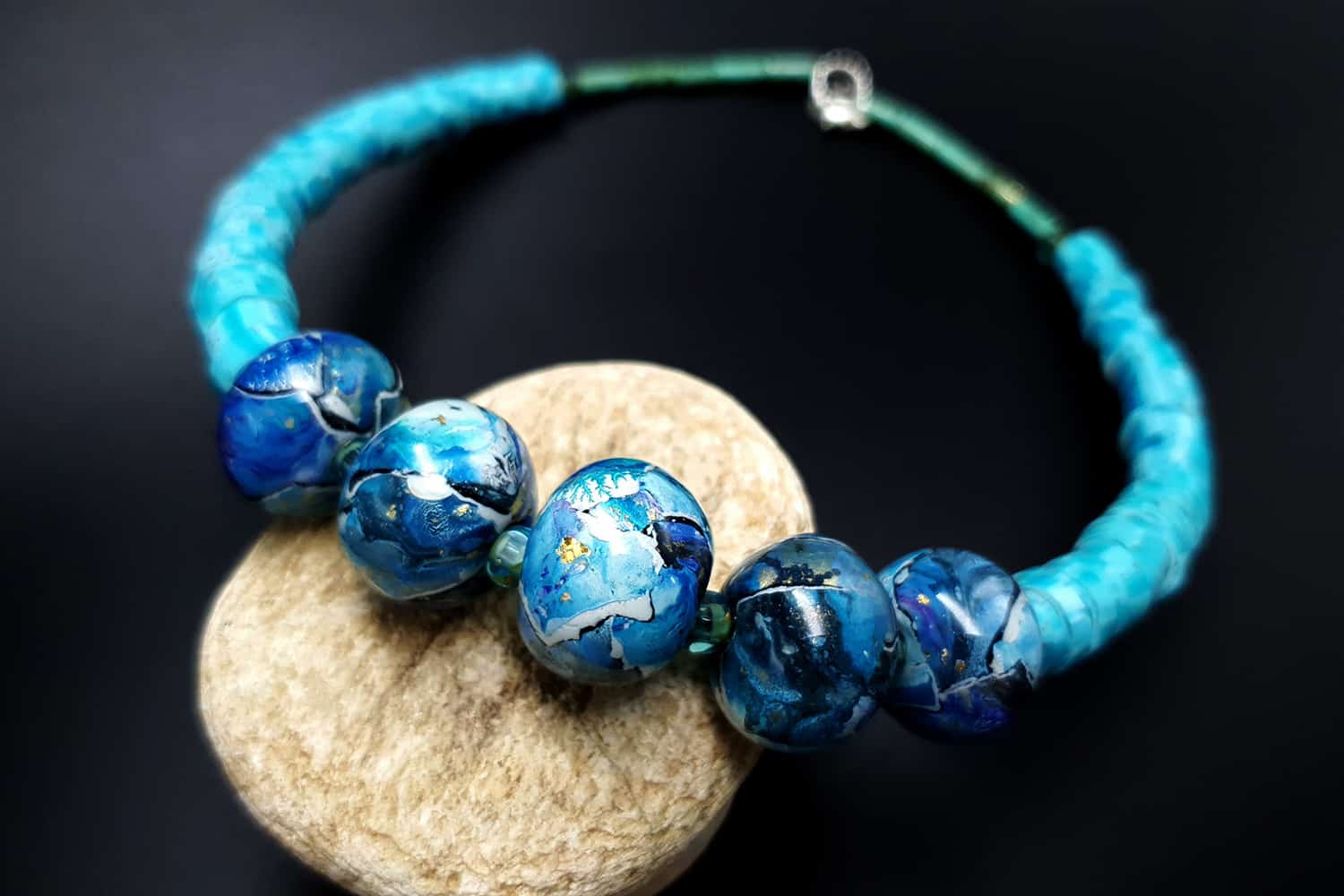 Necklace with blue beads (23753)
