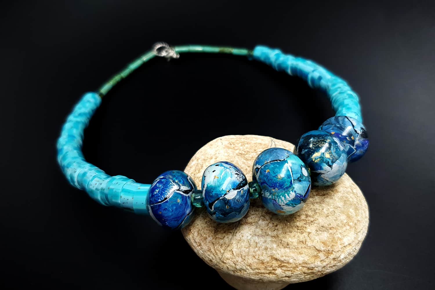 Necklace with blue beads (23759)