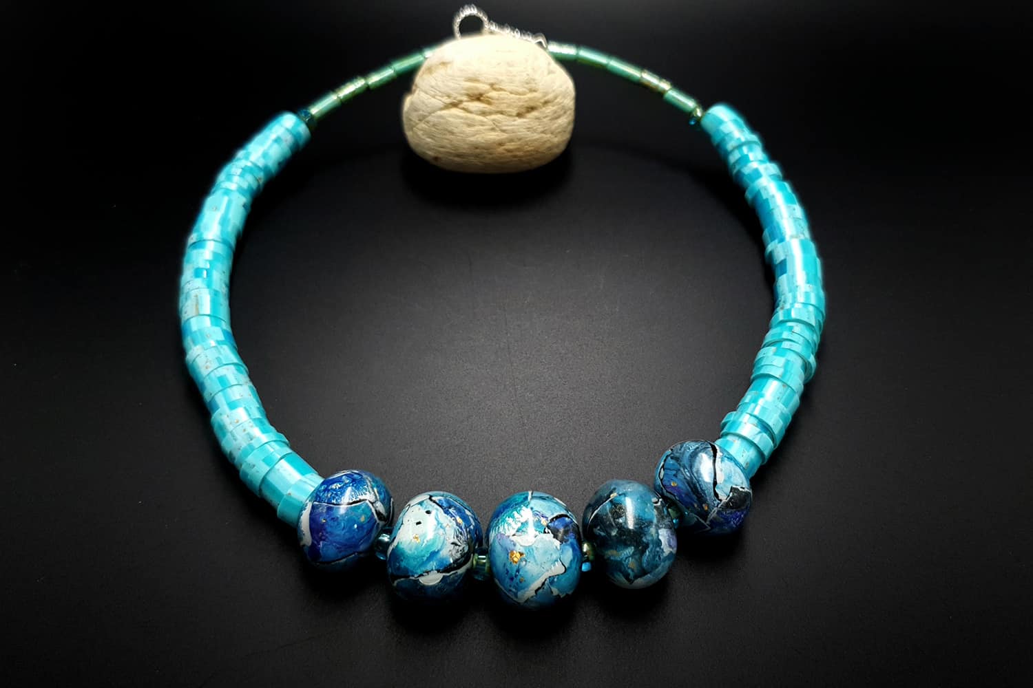 Necklace with blue beads (23763)