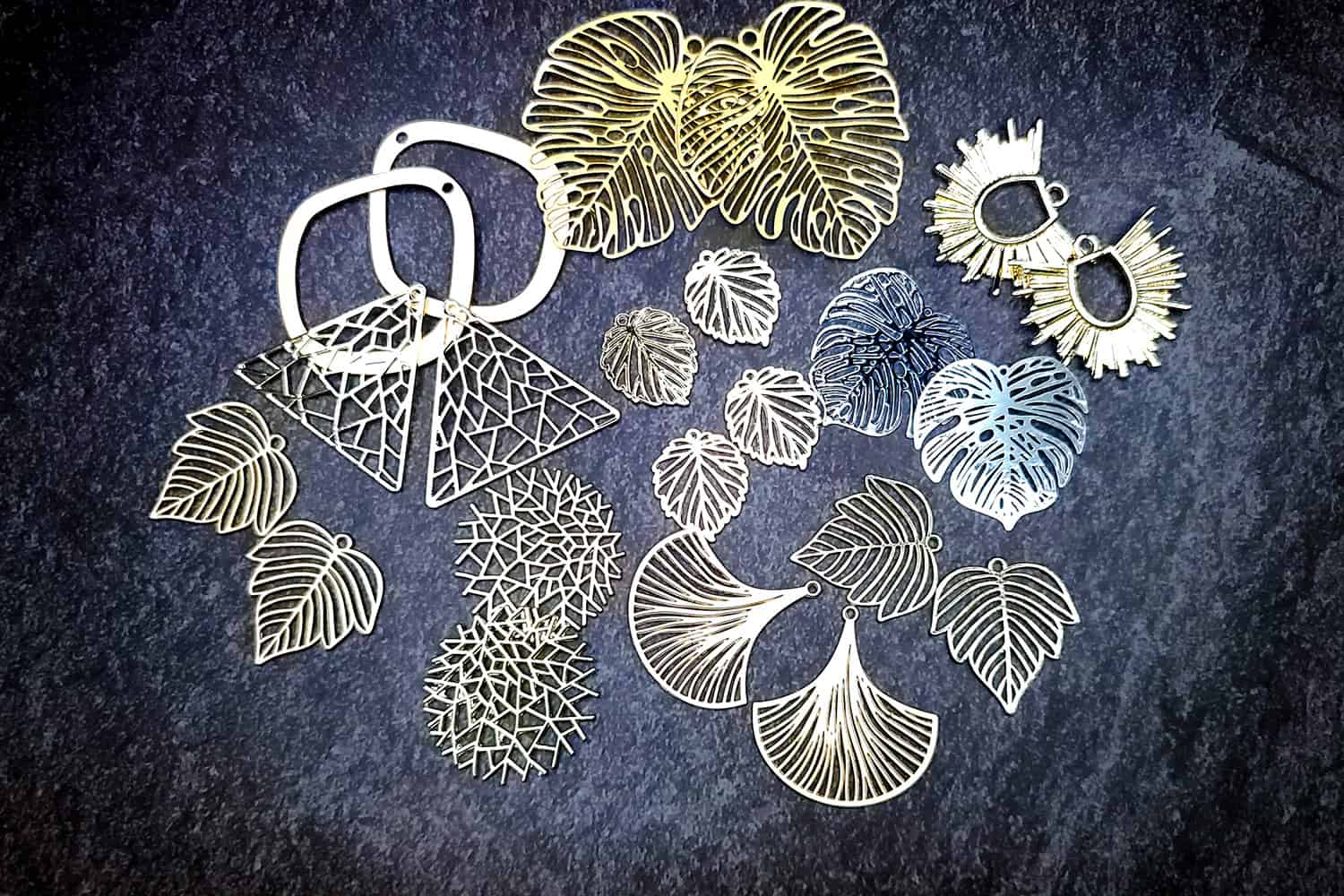 Mixed set 22 pieces earrings metal charms (27203)