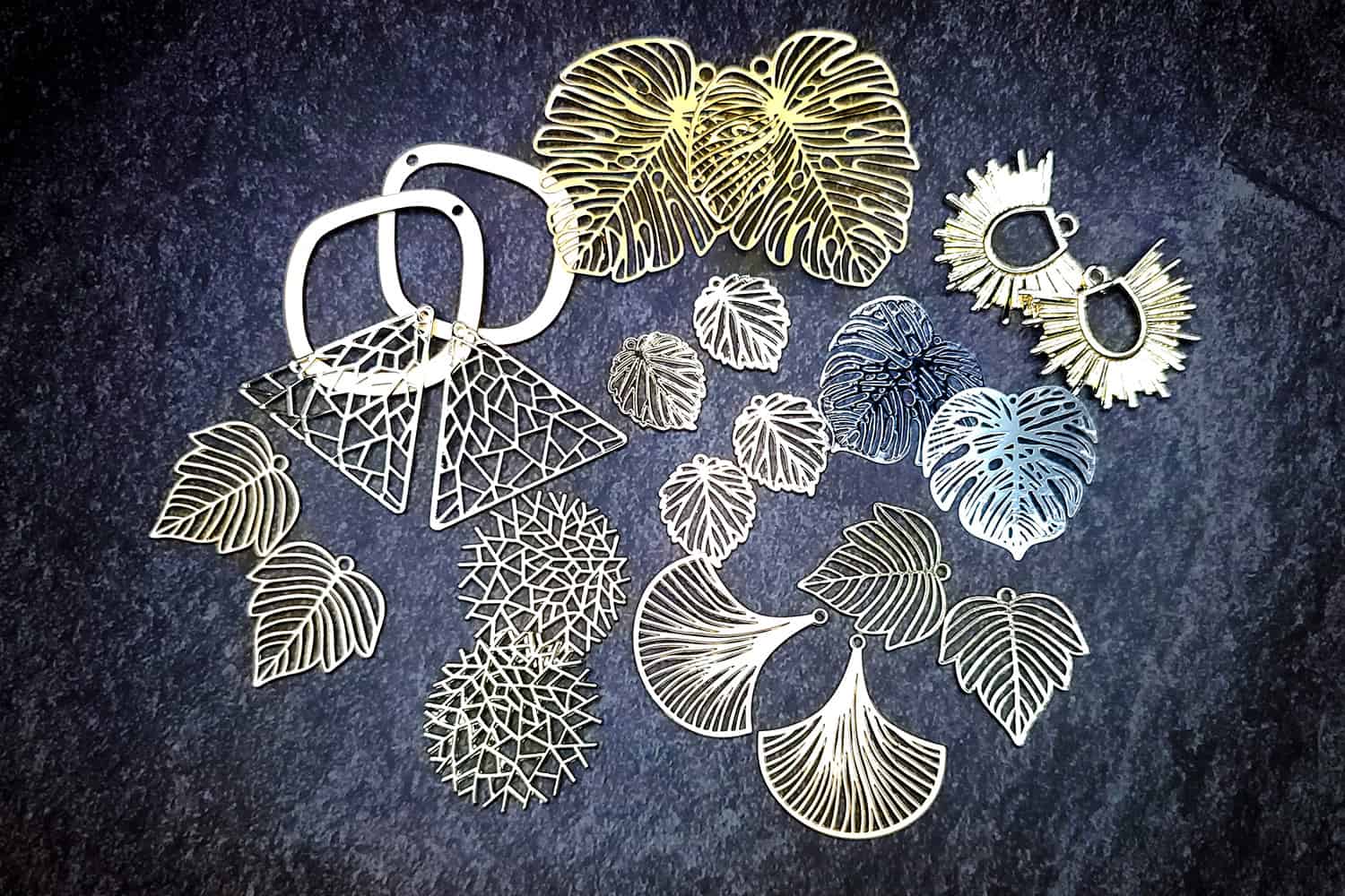 Mixed set 22 pieces earrings metal charms (27208)