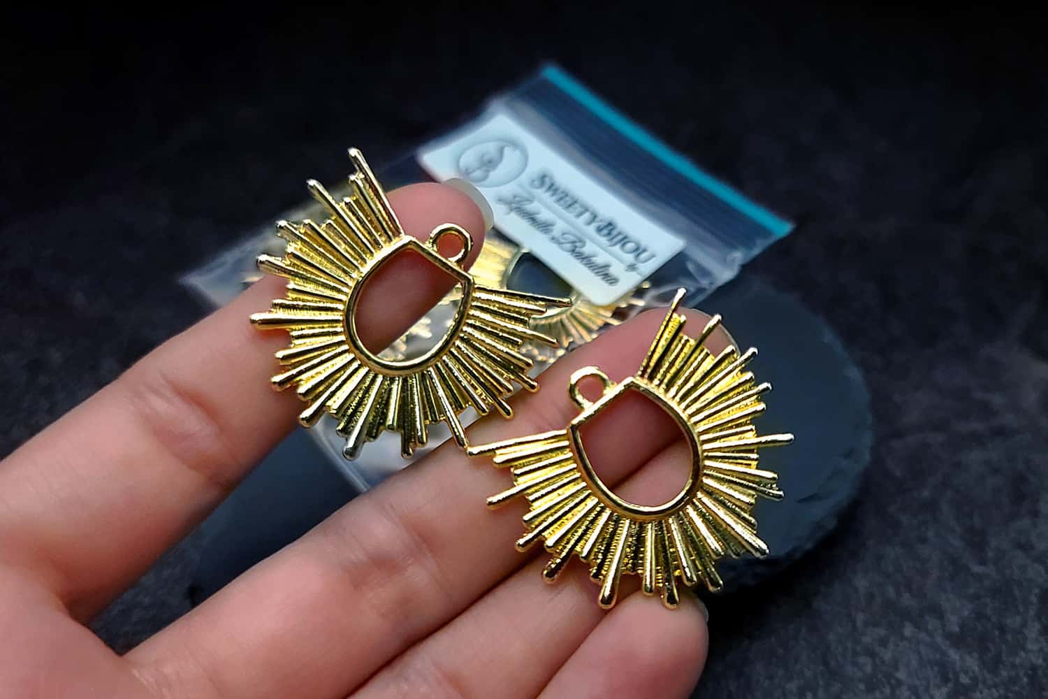 Pair of golden color half-sun charms for earrings (27257)