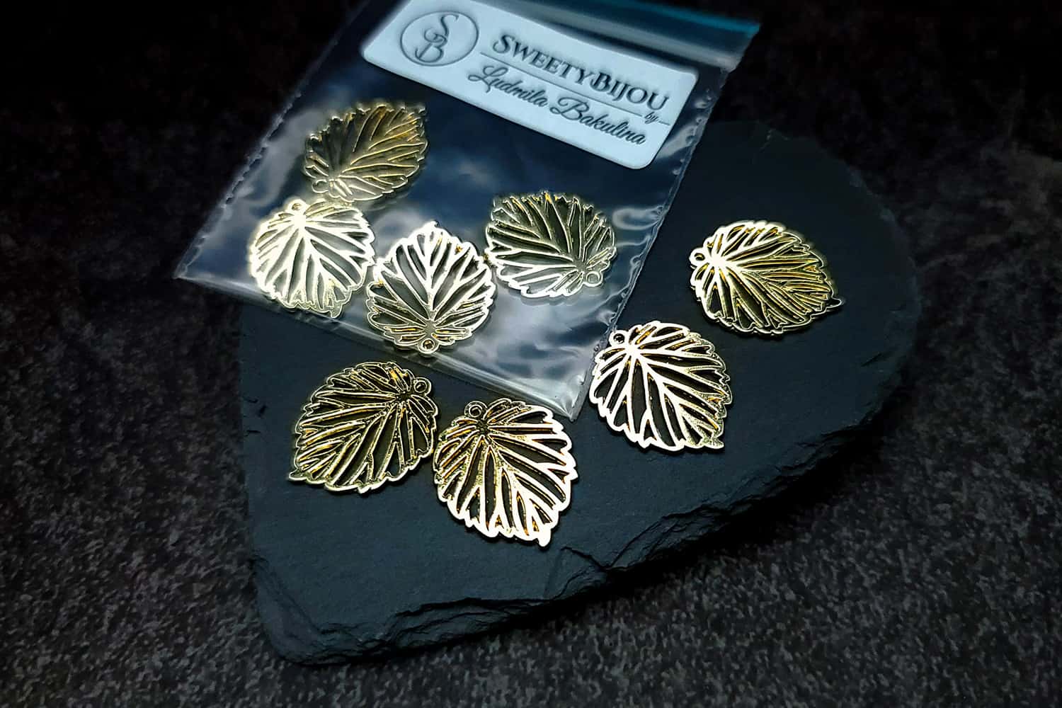 4 small leafs charms for earrings, golden color (27256)