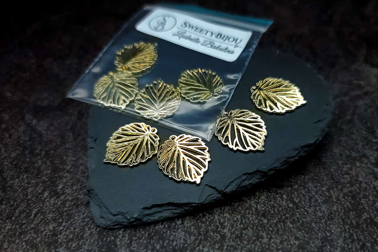 4 small leafs charms for earrings, golden color (27258)