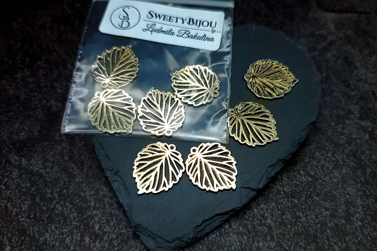 4 small leafs charms for earrings, golden color (27260)