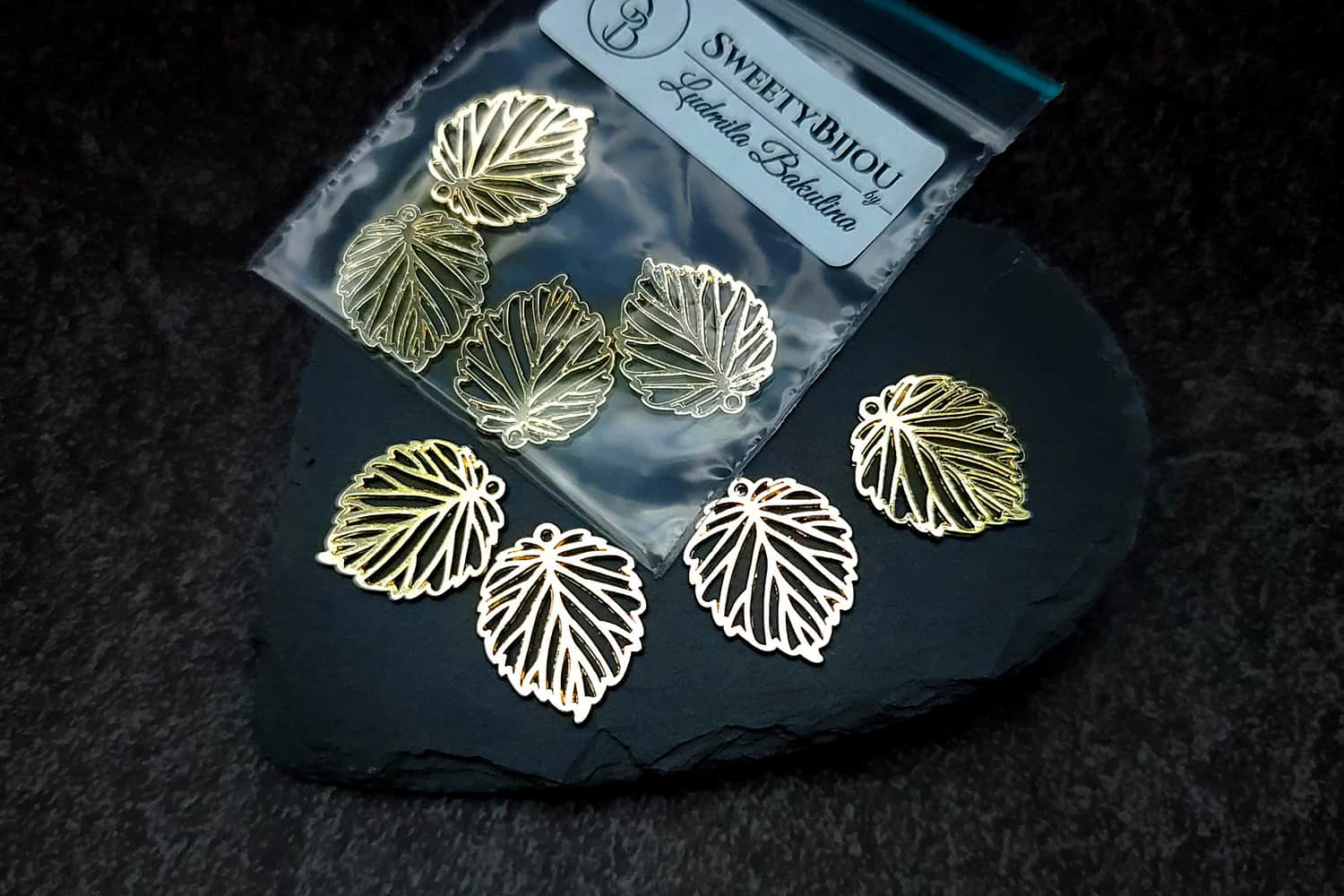 4 small leafs charms for earrings, golden color (27262)