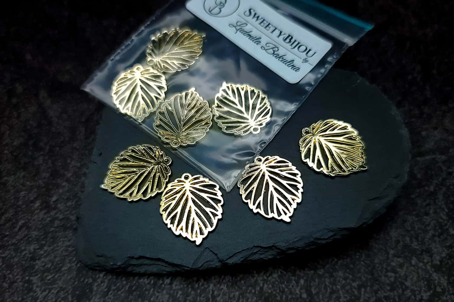 4 small leafs charms for earrings, golden color (27267)