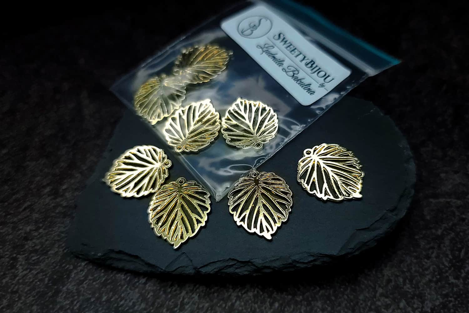 4 small leafs charms for earrings, golden color (27270)
