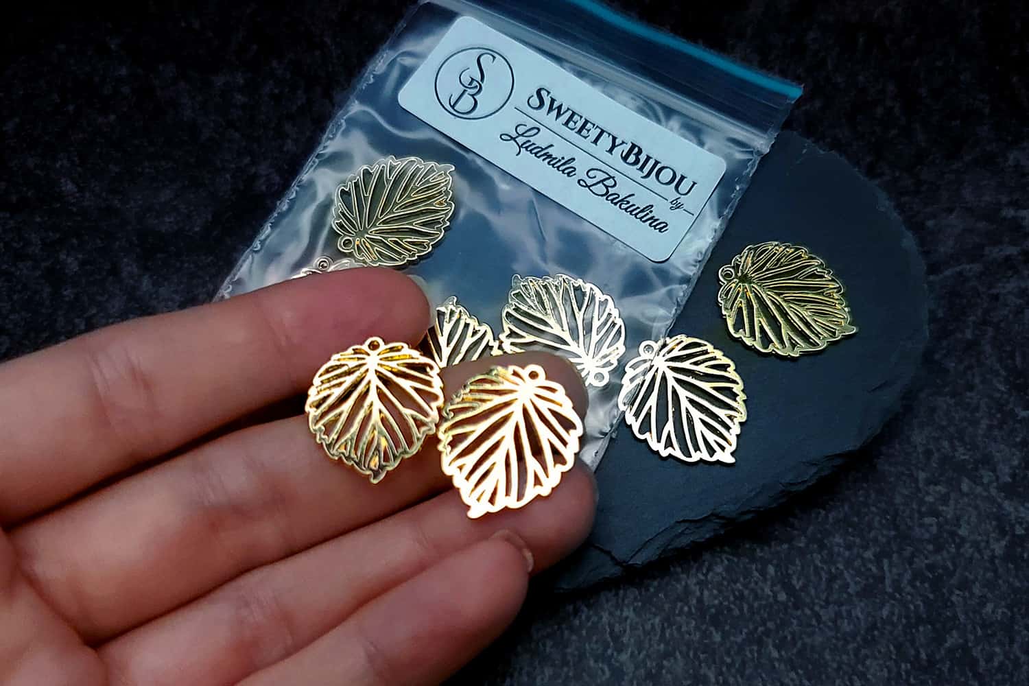 4 small leafs charms for earrings, golden color (27274)