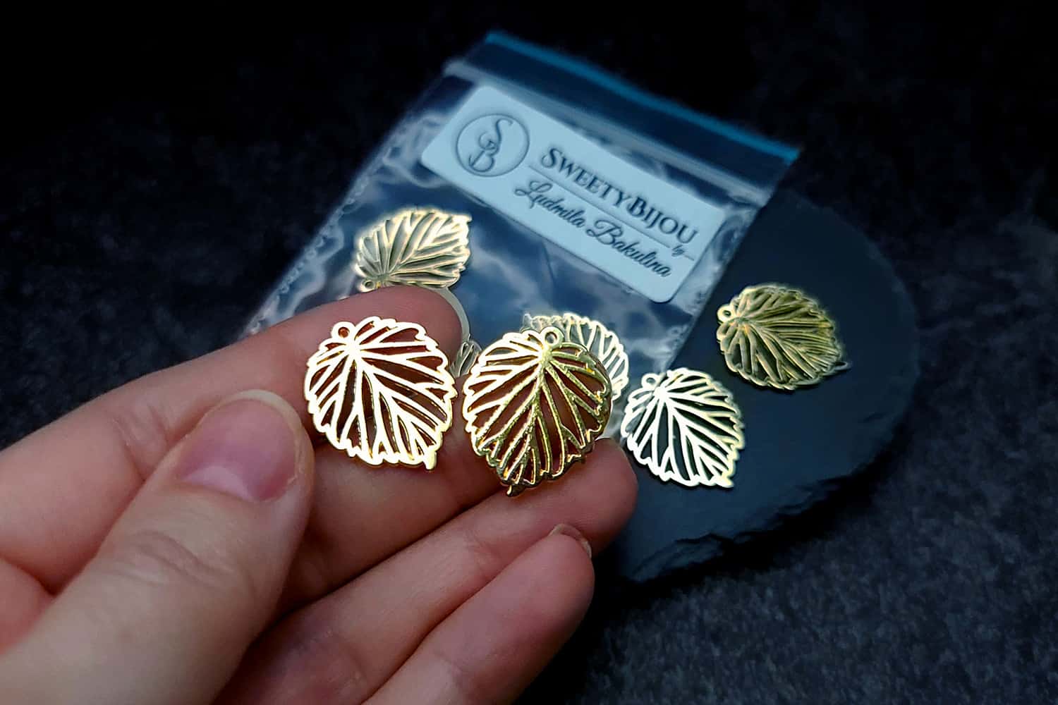 4 small leafs charms for earrings, golden color (27276)