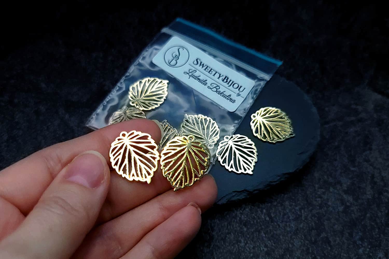 4 small leafs charms for earrings, golden color (27279)