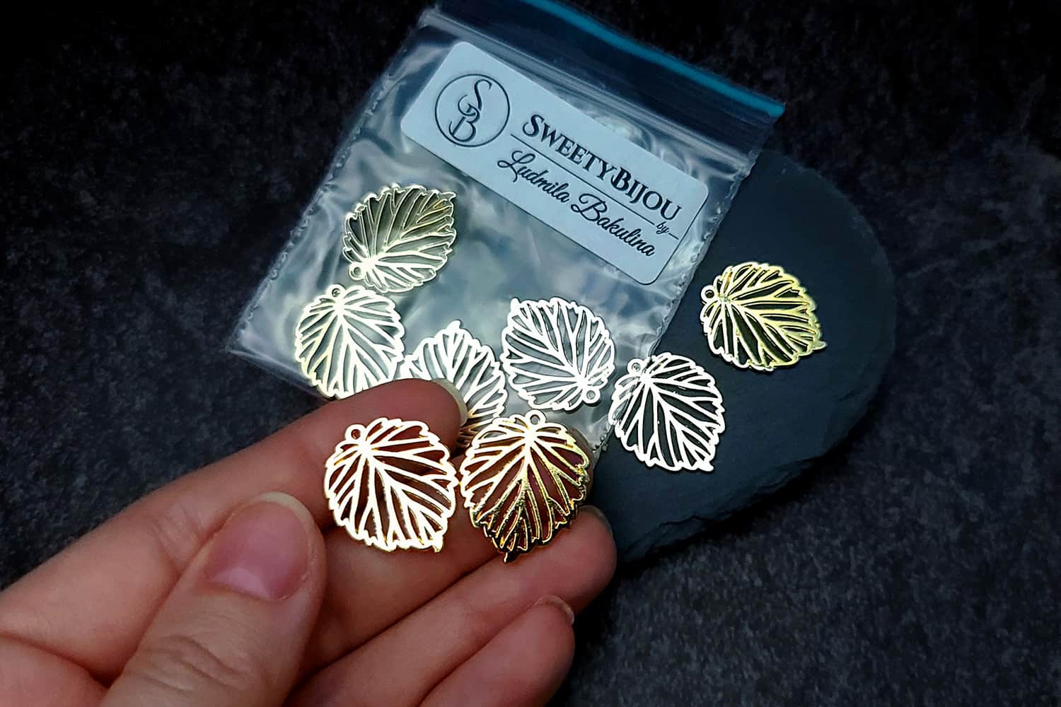 4 small leafs charms for earrings, golden color (27282)