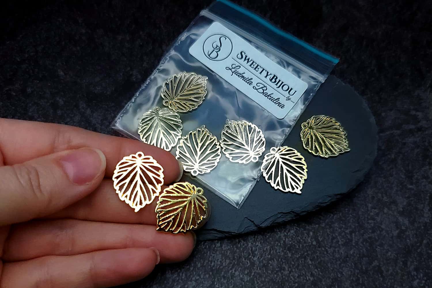 4 small leafs charms for earrings, golden color (27284)