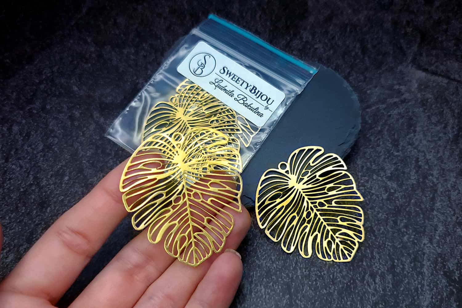 Large vintage golden color exotic leafs charms (27266)