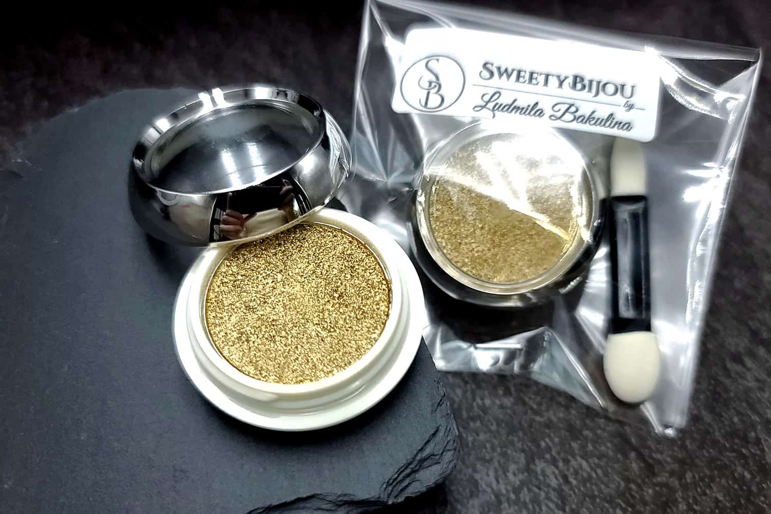 Solid golden powder with metal+chrome effect pigment (27347)