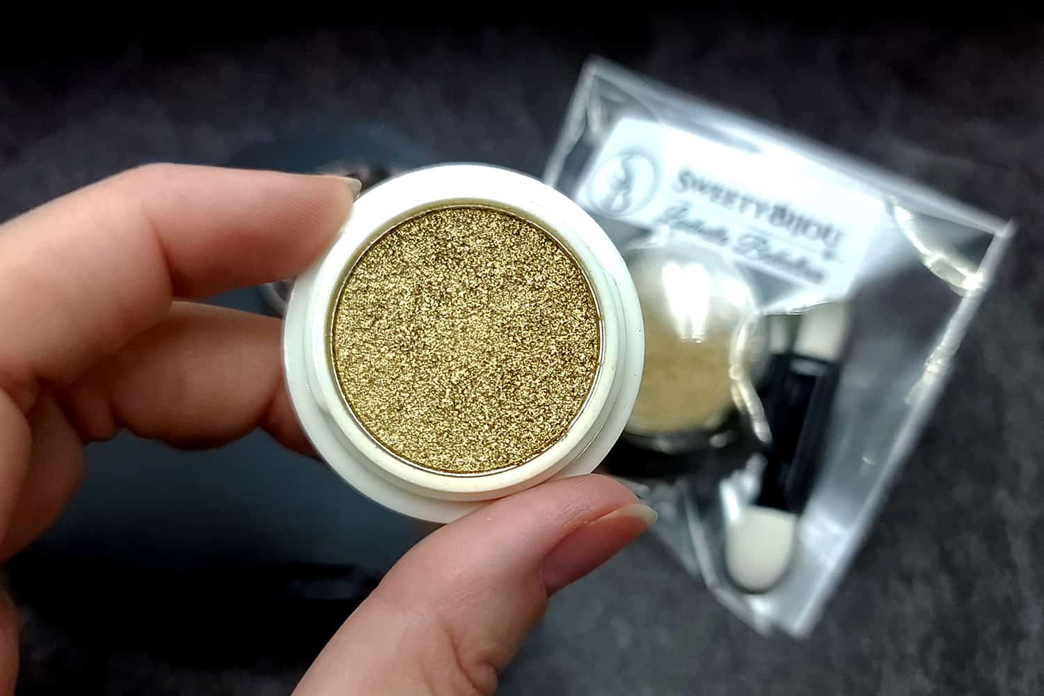 Solid golden powder with metal+chrome effect pigment (27355)