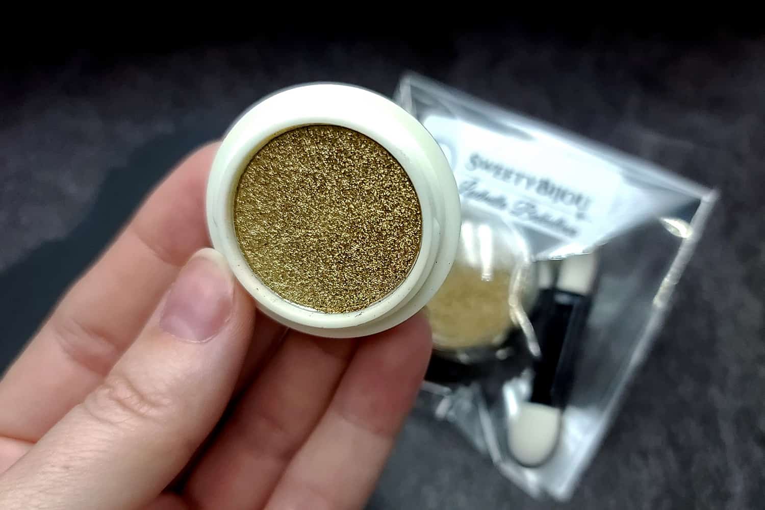 Solid golden powder with metal+chrome effect pigment (27358)