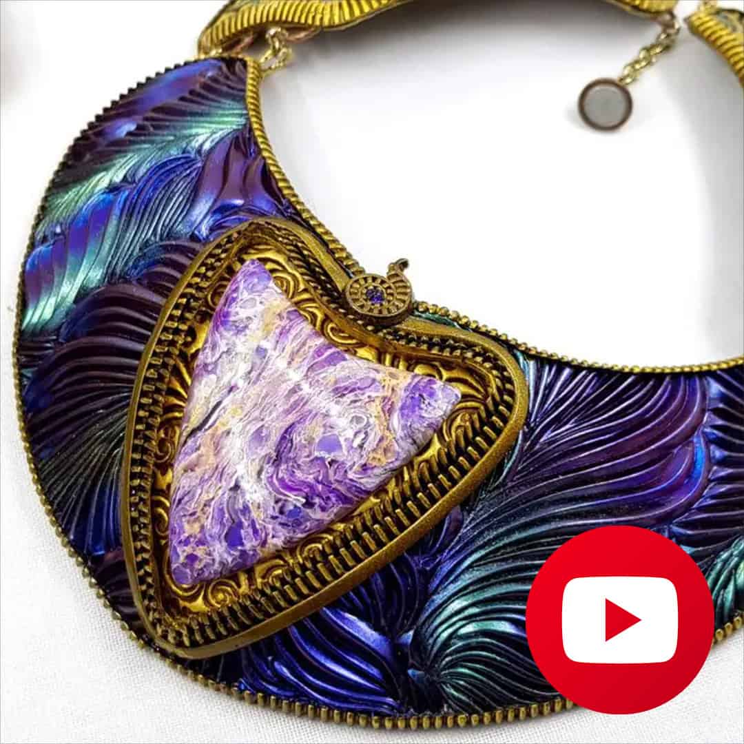 Central element of electric blue feathers necklace (26989)