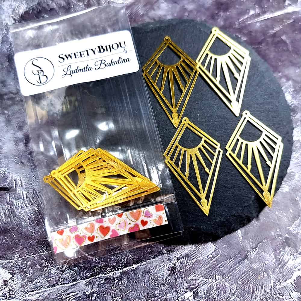4 Raw Brass Charms "Arrows of the Sun" (33948)