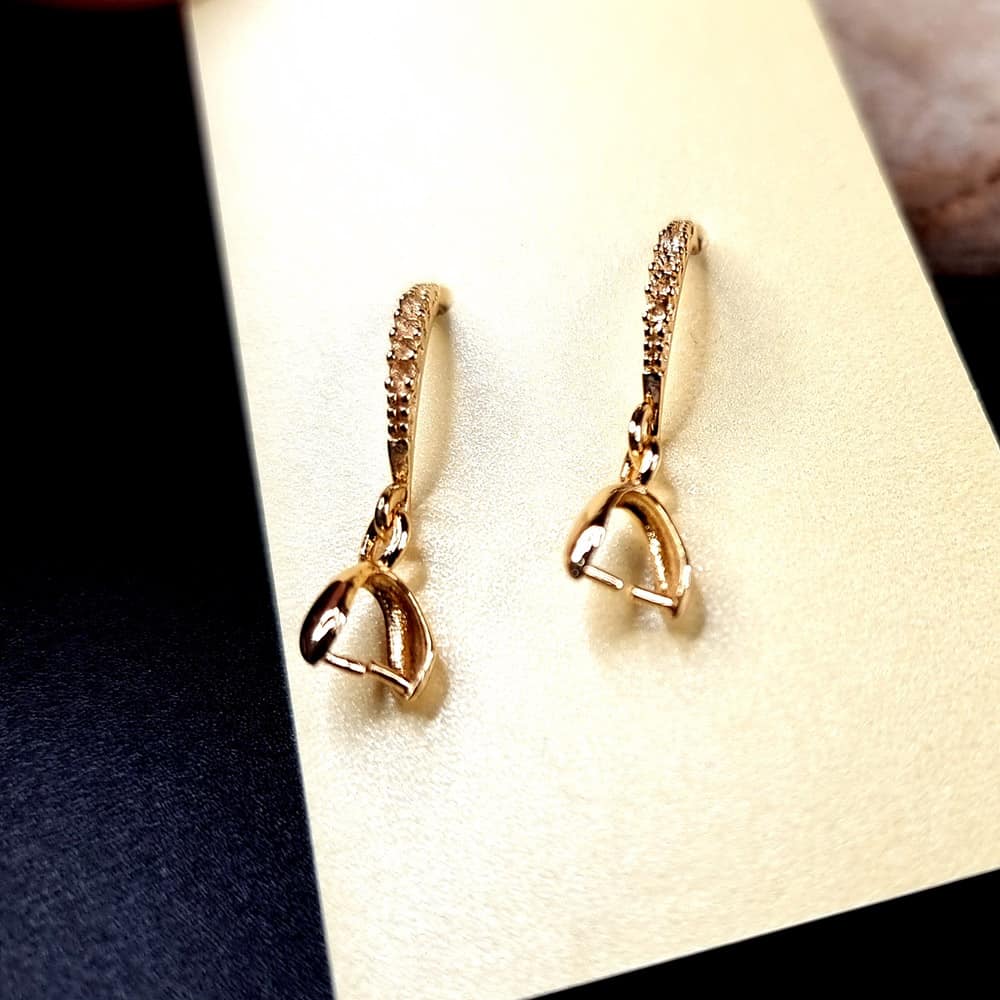 Pair of golden earrings hooks. Good Quality (148481)