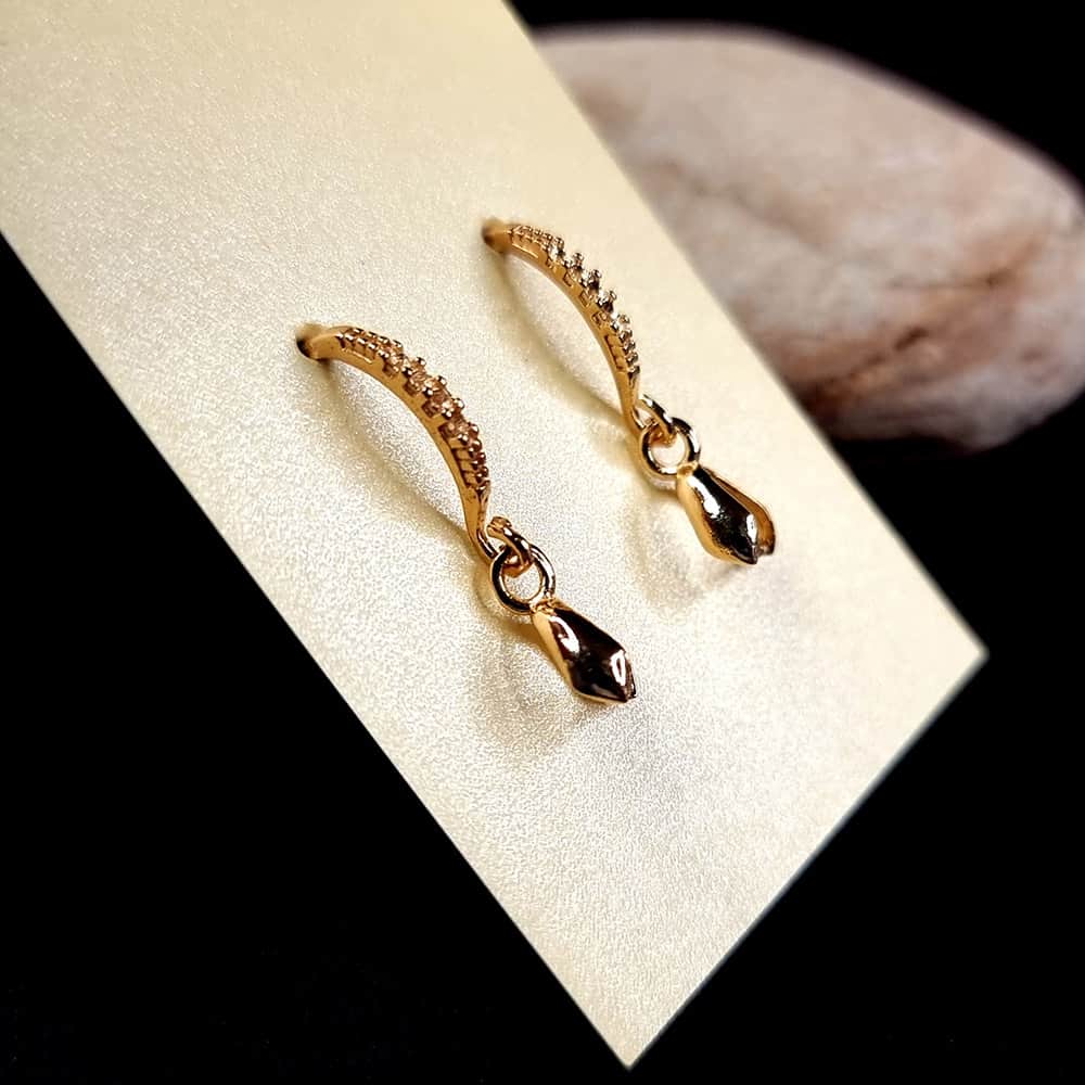 Pair of golden earrings hooks. Good Quality (148483)